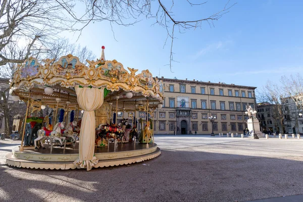 Kolorowa Karuzela Przed Palazzo Ducale Piazza Napoleone Zabytkowym Centrum Średniowiecznego — Zdjęcie stockowe