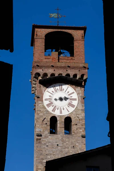 ランドマークの眺めトーレ デッレ オアまたはトーレ デッレ オロロジオ 時計塔またはタレットクロックルッカ トスカーナ イタリア中部の歴史的な都市に位置 — ストック写真