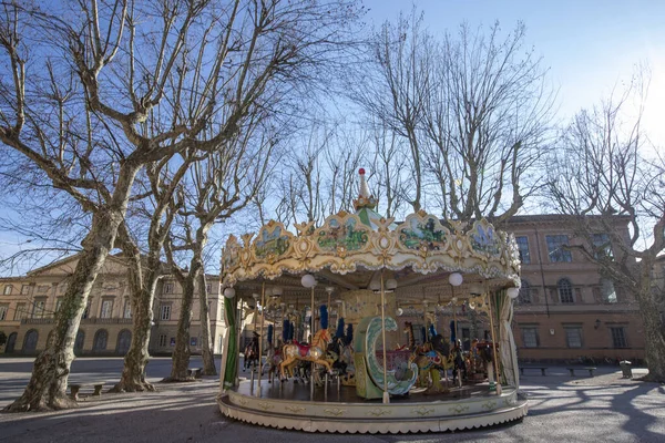 意大利卢卡市历史中心的拿破仑广场上五彩缤纷的旋转木马 免版税图库图片
