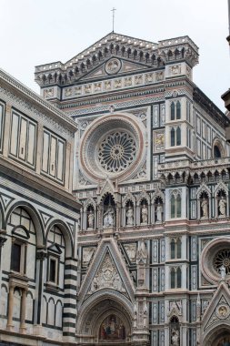 İtalya 'nın Floransa kentinde bulunan Santa Maria del Fiore Bazilikasının (Çiçekli Aziz Meryem Bazilikası) ana cephesinin ayrıntıları