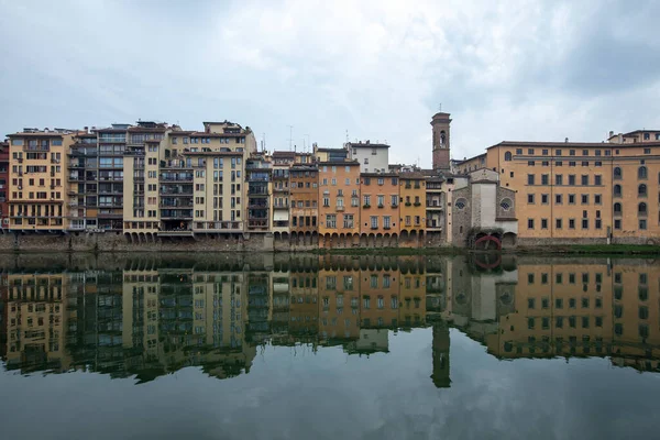 Arno河前面的一群房屋建筑 意大利佛罗伦萨 建筑物在水中的倒影 — 图库照片