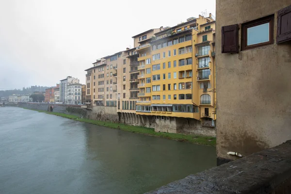 阿诺河前面的一群建筑物 菲伦策 意大利 Vecchia桥的景观雨天 — 图库照片