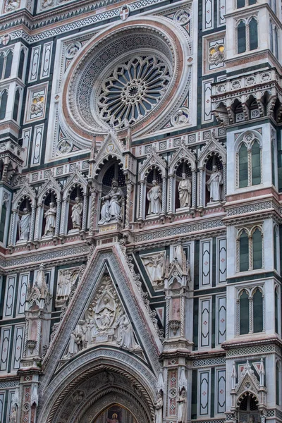 イタリア フィレンツェのサンタ マリア フィオーレ大聖堂 花の聖マリア大聖堂 の正面の詳細 — ストック写真