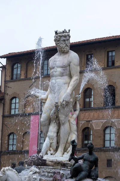 海王星的源头在意大利佛罗伦萨 西格诺里亚广场 它是由Bartolomeo Ammannati和Giambologna在1563年至1565年间雕刻的 — 图库照片