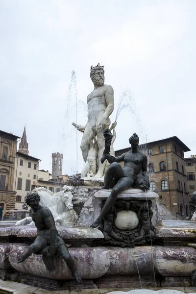 海王星的源头在意大利佛罗伦萨 西格诺里亚广场 它是由Bartolomeo Ammannati和Giambologna在1563年至1565年间雕刻的 — 图库照片
