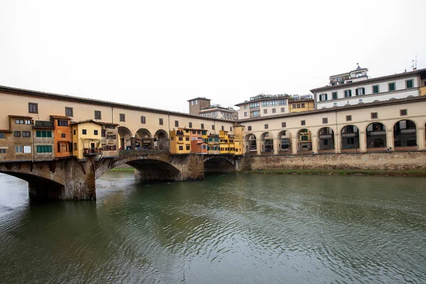 Vista Lateral Del Puente Piedra Medieval Ponte Vecchio Sobre Río —  Fotos de Stock