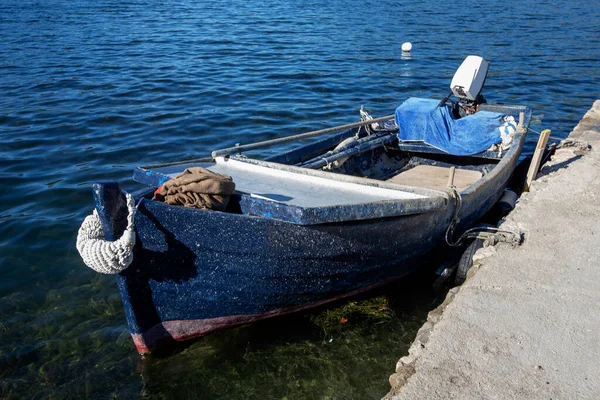 Barco Pesca Azul Sobre Água Escura Plantas Aquáticas Ston Croácia — Fotografia de Stock