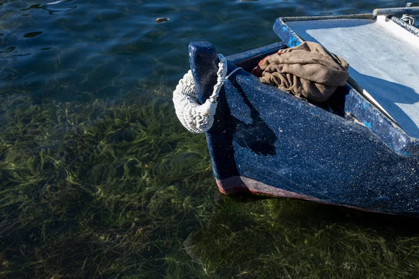 Детали Синей Рыбацкой Лодки Над Темной Водой Водными Растениями Стон — стоковое фото