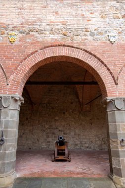 Toskana, İtalya - Mart 2023 - Banfi Kalesi, Toskana, İtalya 'da Ortaçağ topları