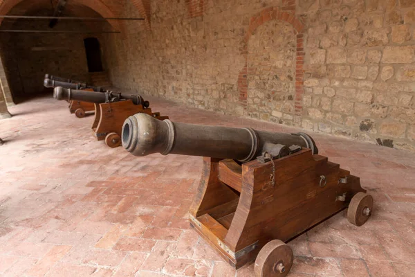 Tuscany Italy March01 2023 Medieval Cannons Banfi Castle Tuscany Italy — Stock Photo, Image