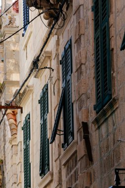 Eski kasabanın mimarisi, eski ahşap panjurlu binalar. Seyahat, macera konsepti. Şehir geçmişi. Dubrovnik, Hırvatistan