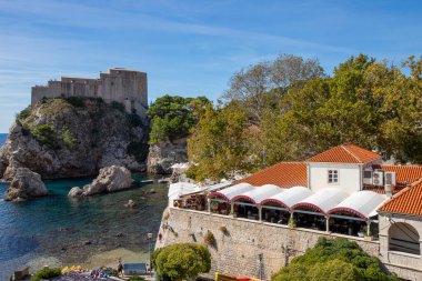 Dubrovnik yakınlarındaki Pile Bay 'de Lovrijenac kalesi var. Hırvatistan