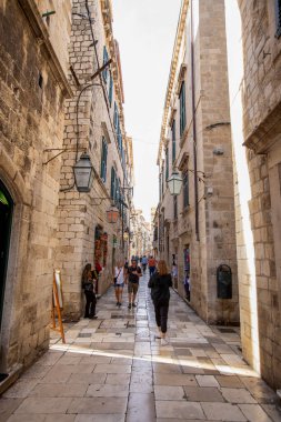 Dubrovnik, Hırvatistan - Ekim 2022 - Eski şehrin mimarisi, taş duvarlı binalar. Seyahat, macera konsepti. Şehir geçmişi. Dubrovnik, Hırvatistan