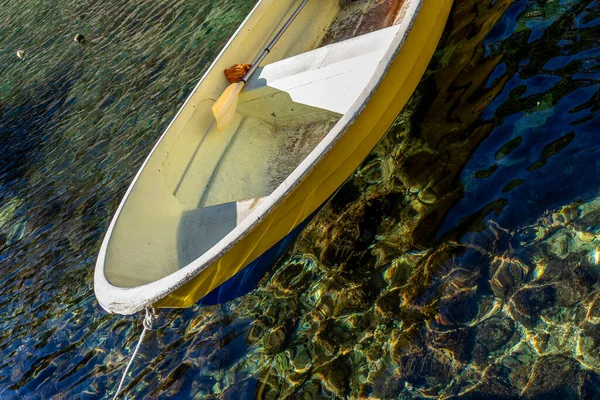 Prázdná Žlutá Loď Kotvící Mořském Pobřeží Dubrovníku Chorvatsku Voda Křišťálově — Stock fotografie