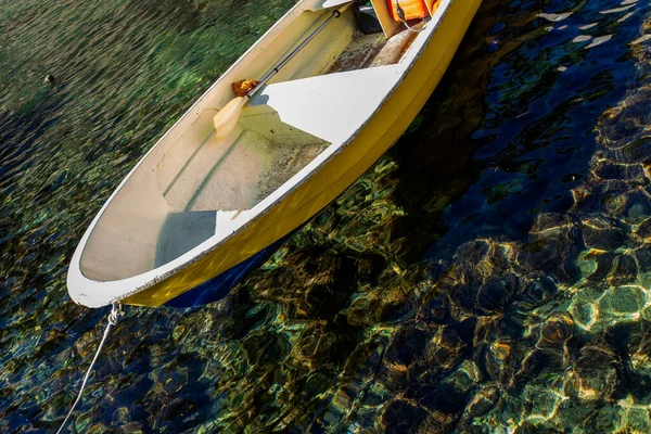 Empty Yellow Boat Anchored Sea Coast Dubrovnik Croatia Water Crystal — Stock Photo, Image