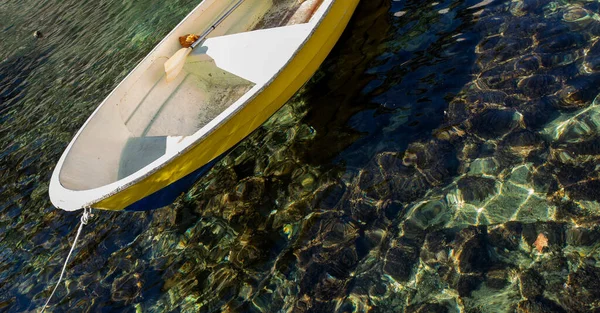 Empty Yellow Boat Anchored Sea Coast Dubrovnik Croatia Water Crystal — Stock Photo, Image