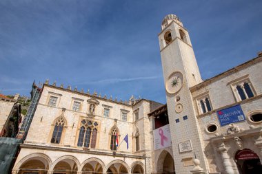 Dubrovnik, Hırvatistan - Ekim 06, 2022: Dubrovnik Eski Şehir Sokağı - Sponza Sarayı ve Saat Kulesi