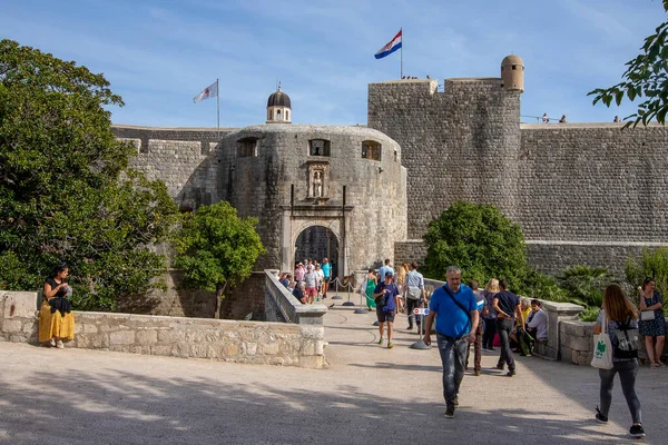Pile Gate Dubrovnik Croazia Ott 2022 Turisti Camminano Davanti All Foto Stock Royalty Free