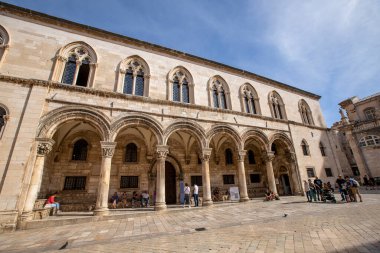 Dubronvik, Hırvatistan, Ekim 2022 - Hırvatistan 'ın Avrupa seyahat merkezleri olan Dubrovnik kentinin tarihi eski meydanına bakın.