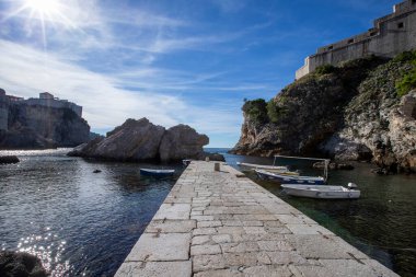 Dubrovnik yakınlarındaki Pile Bay 'de Lovrijenac kalesi olan tekneli Jetty. Hırvatistan