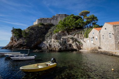 Dubrovnik yakınlarındaki Pile Bay 'de Lovrijenac kalesi olan eski bir kasaba. Hırvatistan