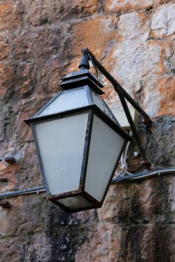 Hırvatistan 'ın eski Dubrovnik kentinin duvarında yaşlanmış sokak lambası