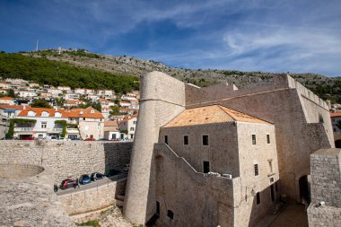 Dubrovnik, Hırvat - Ekim 06, 2022 - Hırvatistan 'ın ortaçağ duvarlı kenti Dubrovnik' teki kule ve duvarlar