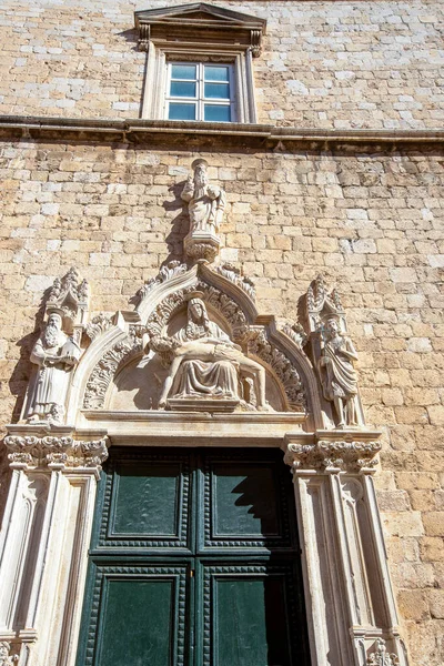 フランシスコ教会のファサード 石の壁 ルネッサンス建築 玄関ドアの石の彫刻装飾外観 ドゥブロヴニク クロアチア — ストック写真