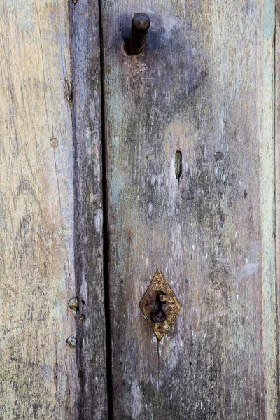 Velho Portão Madeira Bruto Com Hardware Enferrujado — Fotografia de Stock