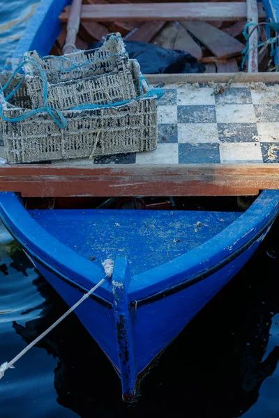 Detalhe Barco Pesca Azul Sobre Água Azul Escura Ston Croácia — Fotografia de Stock