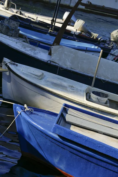 Detalj Blå Fiskebåt Över Mörkblått Vatten Ston Kroatien — Stockfoto