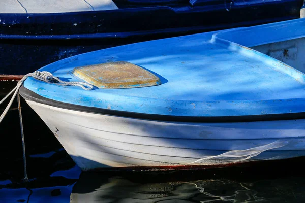 Detalle Barco Pesca Azul Sobre Agua Azul Oscuro Ston Croacia — Foto de Stock