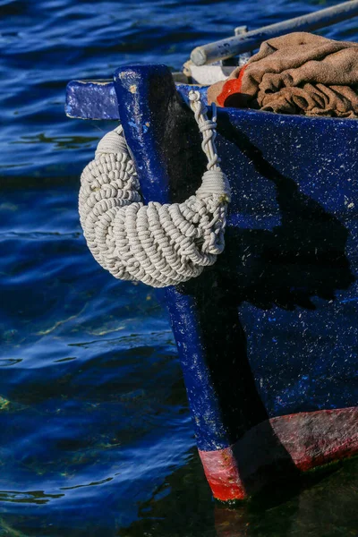 Detalle Barco Pesca Azul Sobre Agua Azul Oscuro Ston Croacia — Foto de Stock
