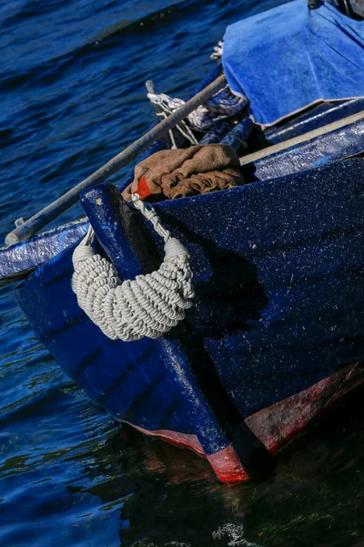 Детали Голубой Рыбацкой Лодки Над Темной Голубой Водой Стон Хорватия — стоковое фото