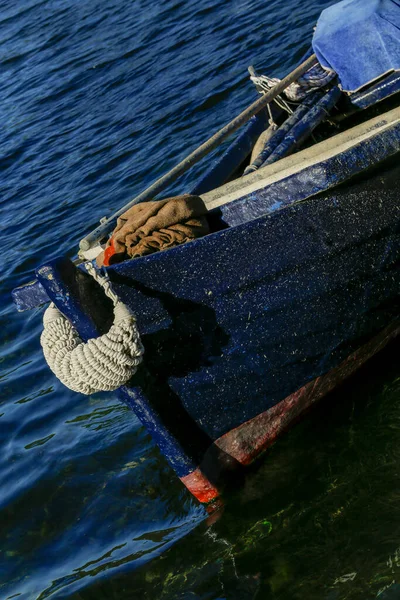 Детали Голубой Рыбацкой Лодки Над Темной Голубой Водой Стон Хорватия — стоковое фото