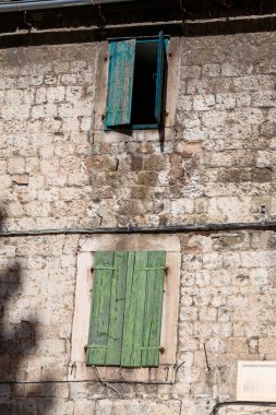 Hırvatistan 'ın eski Split kentindeki dar bir ara sokakta manzaralı orta çağ taş konut binalarının üst katlarının sokak manzarası.