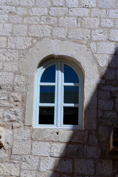 Вид Верхние Этажи Каменных Средневековых Жилых Зданий Живописными Окнами Узком — стоковое фото