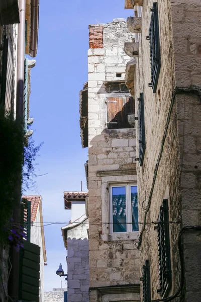 Ulice Pohled Horní Patra Kamenných Středověkých Obytných Budov Malebnými Okny — Stock fotografie