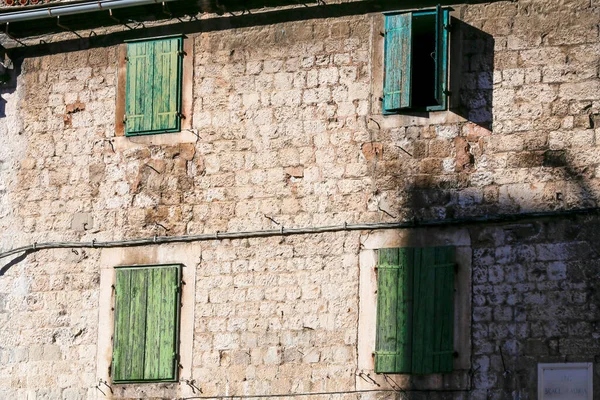 中世の住宅建築物の上層階の通りの景色 クロアチアのスプリットの旧市街の狭い路地に絵のような窓があります — ストック写真