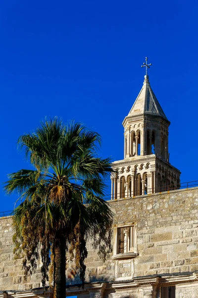 Zvonice Katedrály Domnia Uvnitř Diokleciánova Paláce Palmami Vpředu Modrou Oblohou — Stock fotografie