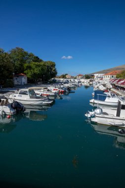 Trogir, Hırvatistan - Ekim 03, 2022 - Trogir şehrinin eski kısmında tekneli kanal