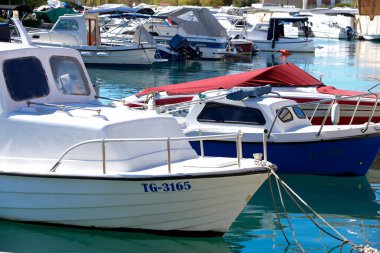 Trogir, Hırvatistan - Ekim 03, 2022 - Trogir şehrinin eski kısmında tekneli kanal
