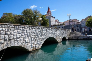 Trogir, Hırvatistan - Ekim 2003, 2022 - Trogir kentinin eski bölümünde kanal köprüsü 