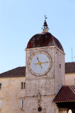Hırvatistan 'ın Trogir kentindeki Aziz Sebastian Kilisesi. John Paul Meydanı 'ndaki Saat Kulesi
