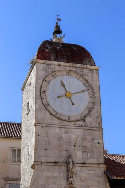 Hırvatistan 'ın Trogir kentindeki Aziz Sebastian Kilisesi. John Paul Meydanı 'ndaki Saat Kulesi