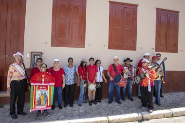 Sao Luiz do Paraitinga, Sao Paulo SP, Brezilya - 10 Aralık 2022 - İtalya 'nın başkenti Sao Paulo' da düzenlenen bir halk festivali olan Folia de Reis in portuguese 'de sahne alan sanatçılar grubu.
