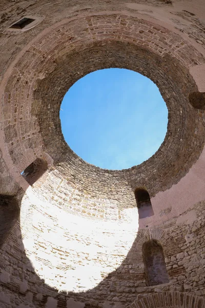 Під Куполом Мавзолей Діоклетіана Спліті Хорватія — стокове фото