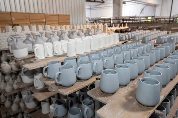 ブラジルのペドレイラ市にあるセラミック工場 制作された陶器のクローズアップ写真 ブラジルの産業環境 選択的焦点 — ストック写真