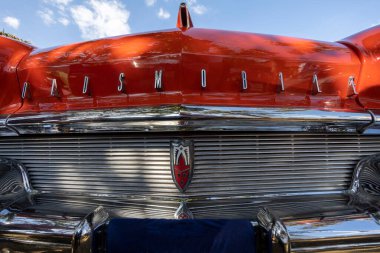 Aguas de Lindoia SP, Brezilya - Jun 08, 2023 - açık hava klasik araba fuarı. Tarihi Oldsmobile araba modelinin yakın çekimi