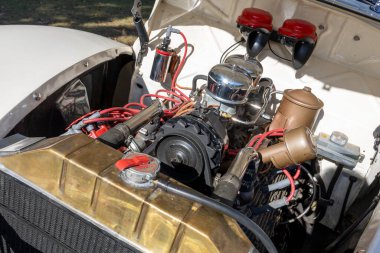 Aguas de Lindoia SP, Brezilya - Jun 08, 2023 - açık hava klasik araba fuarı. Tarihi Ford otomobil motorunun yakın çekimi.